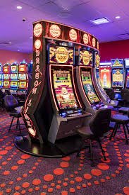 Tampilan multi-camera dari meja tarung mesin live dengan dealer profesional dan kartu yang terlihat jelas
